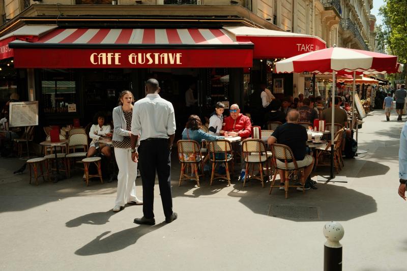 La terrasse animée d'un café de quartier