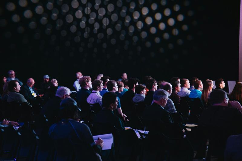 Un public attentif lors d'une conférence