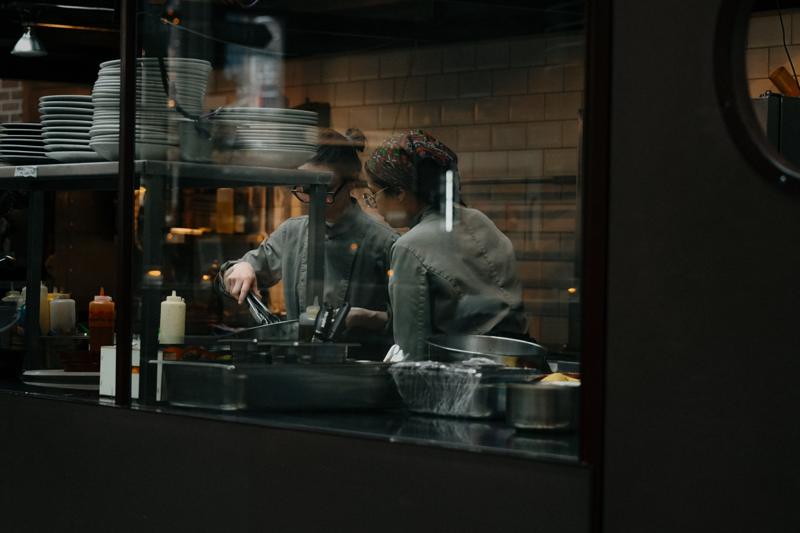 Deux cuisiniers au travail dans la cuisine d'un restaurant
