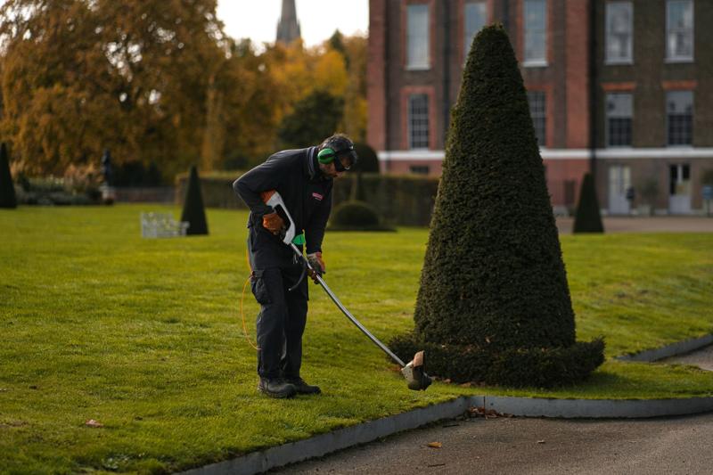 Un jardinier paysagiste entretient une pelouse