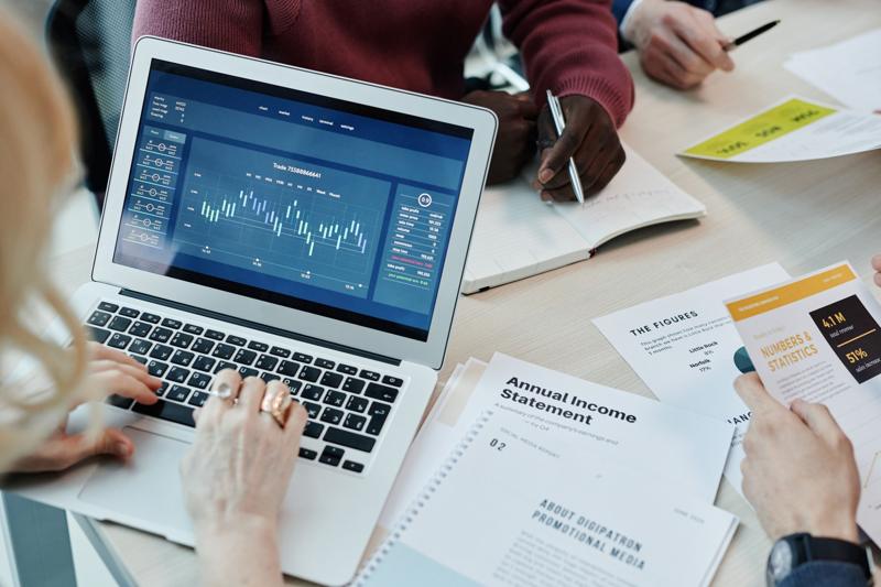 Une équipe consulte un tableau de bord sur un ordinateur portable